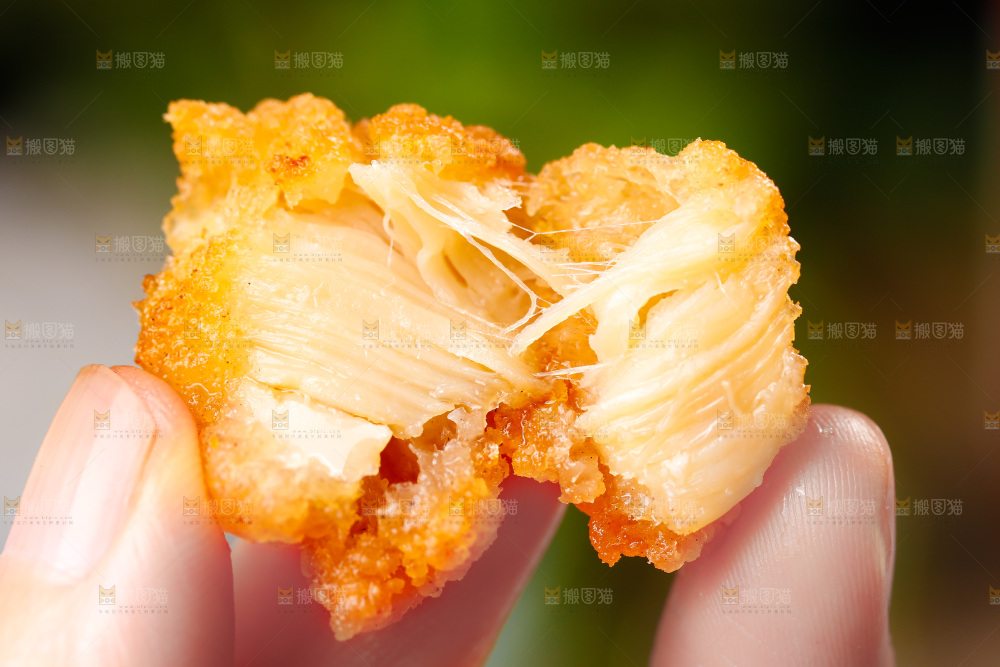 手上端着鸡米花