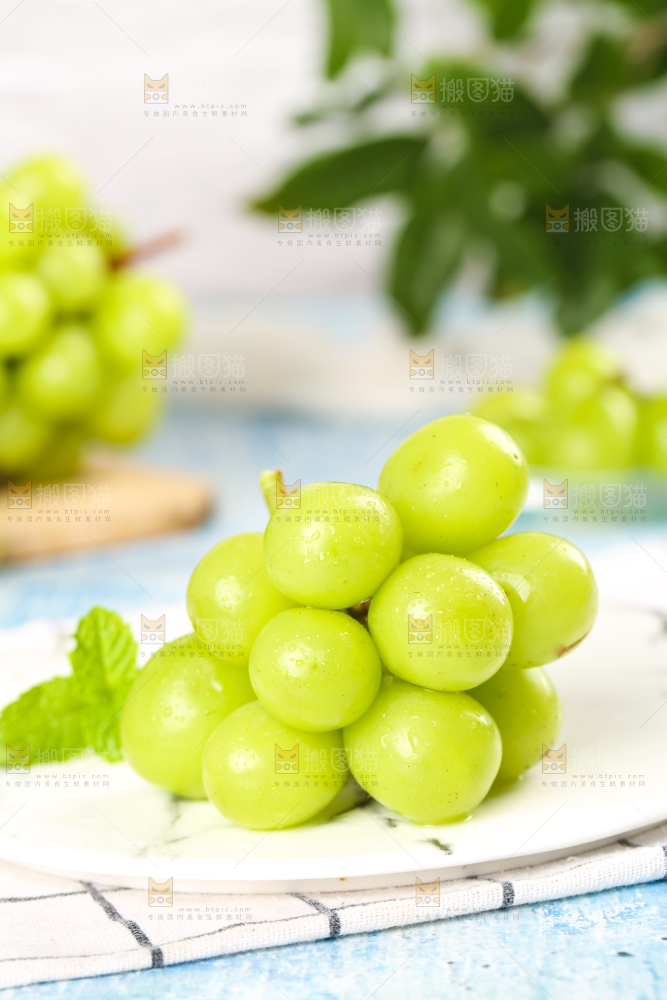 盘子里的阳光玫瑰葡萄