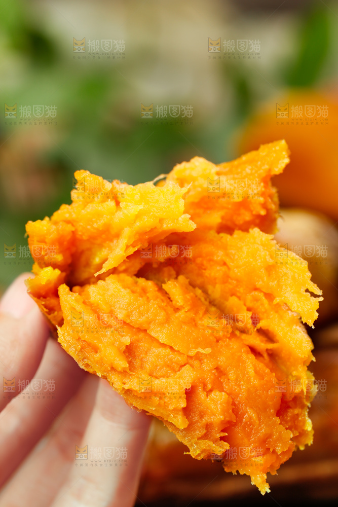 手上拿着红薯