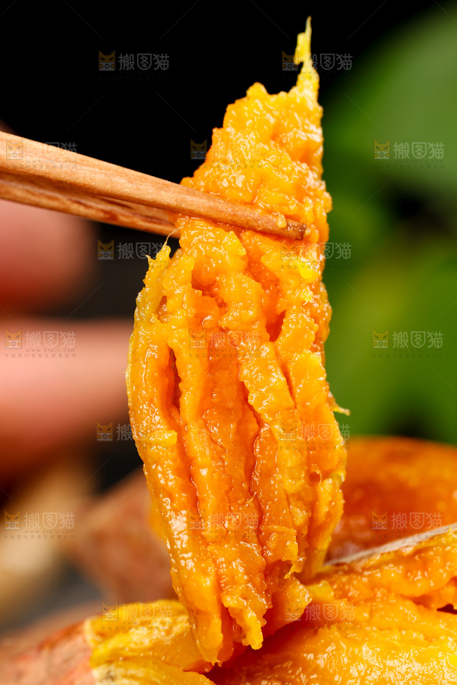 筷子上夹着六鳌蜜薯