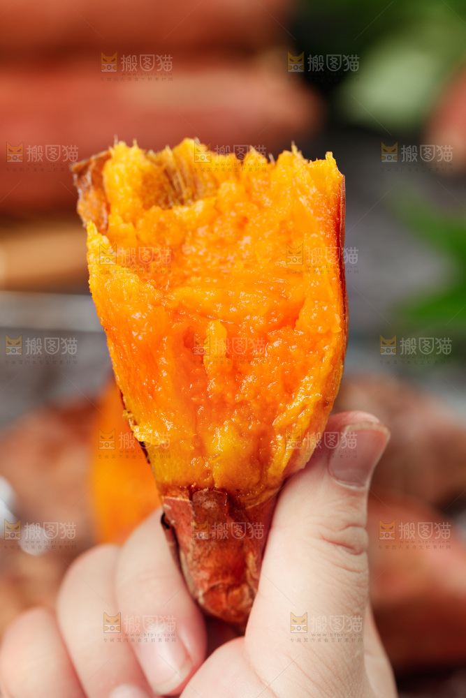 手上拿着蜜薯