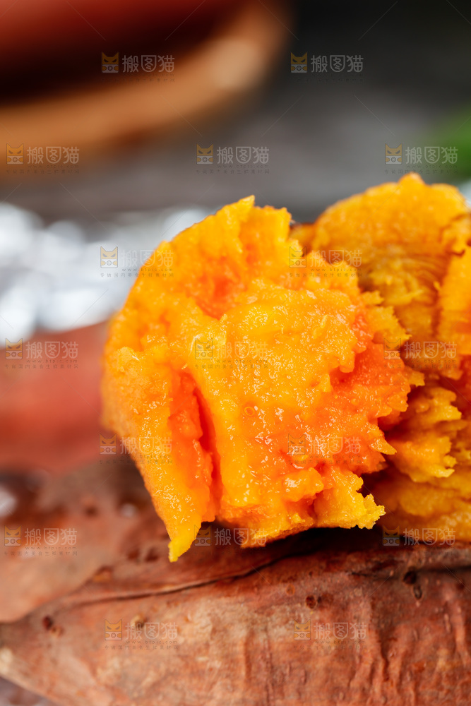 手上拿着蜜薯