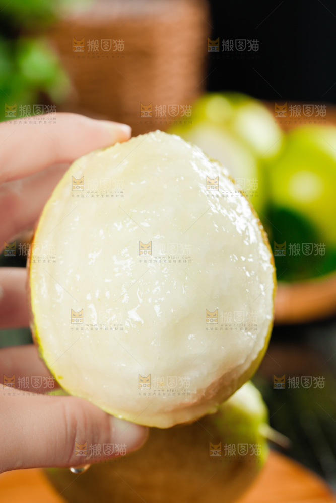 手上拿着小香梨