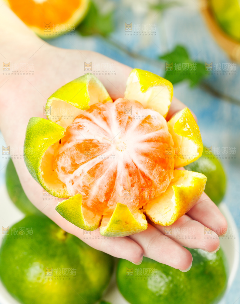 手上拿着蜜桔