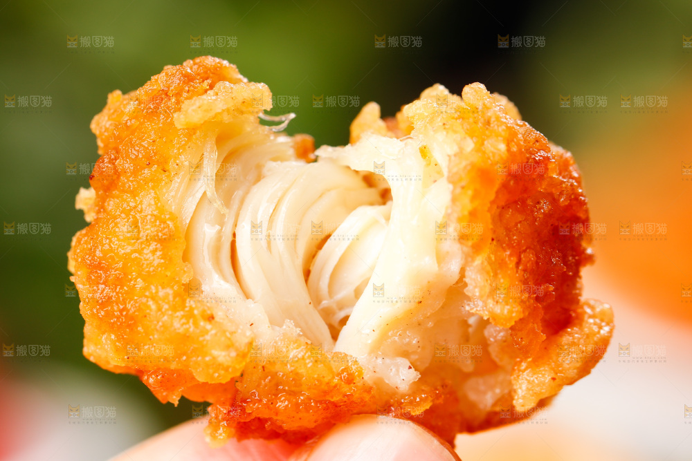 手上拿着鸡米花