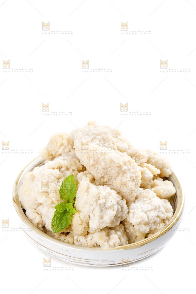 白底上放着一盘鸡米花
