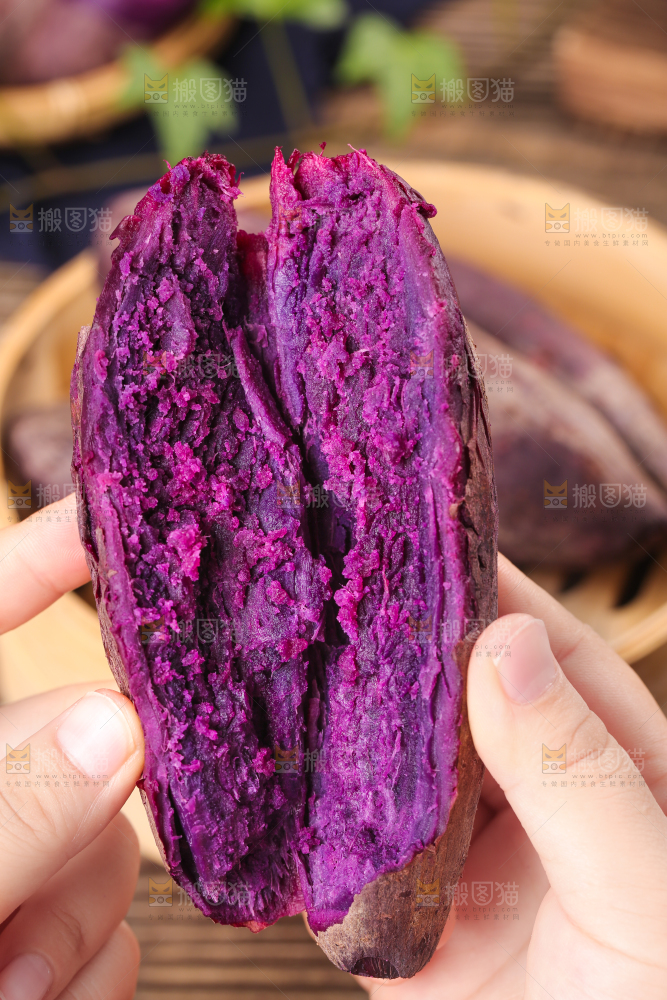 手上拿着熟的板栗紫薯