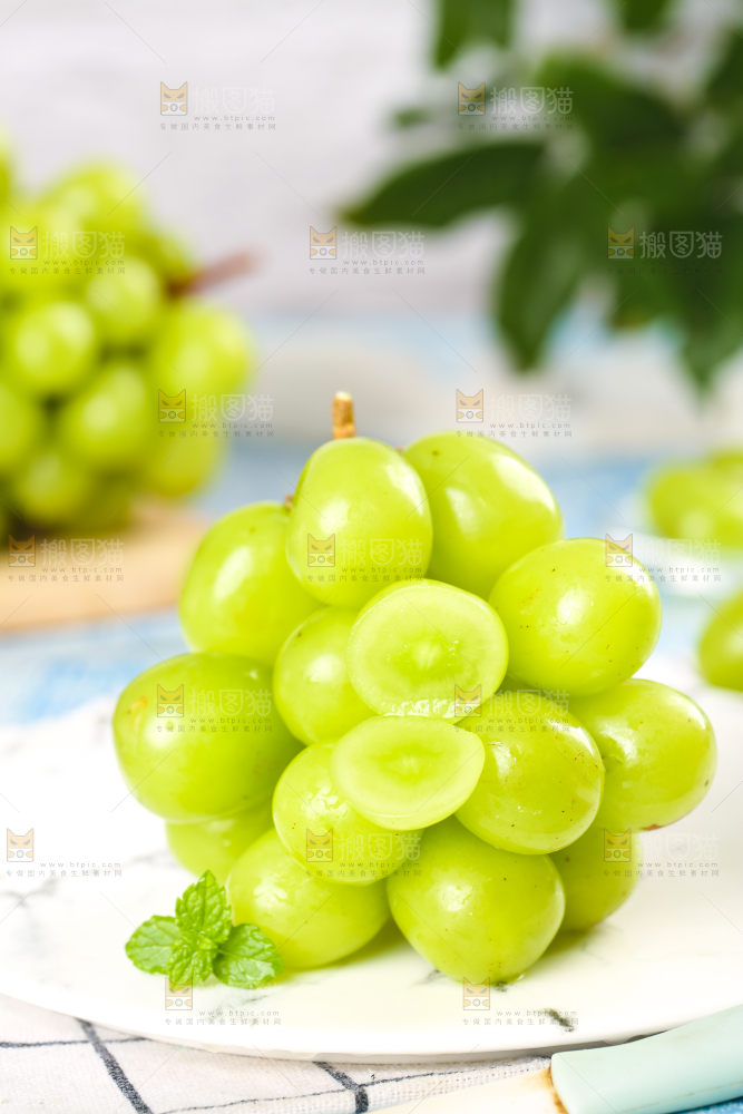 盘子里放着晴王香印青提