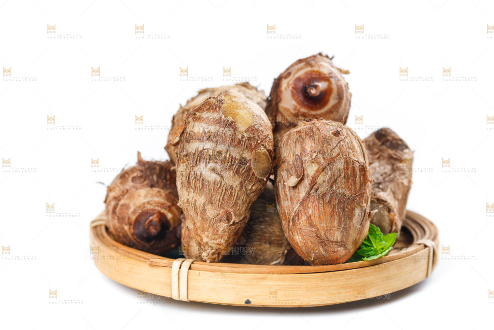白底上篮子里的牛奶小芋头