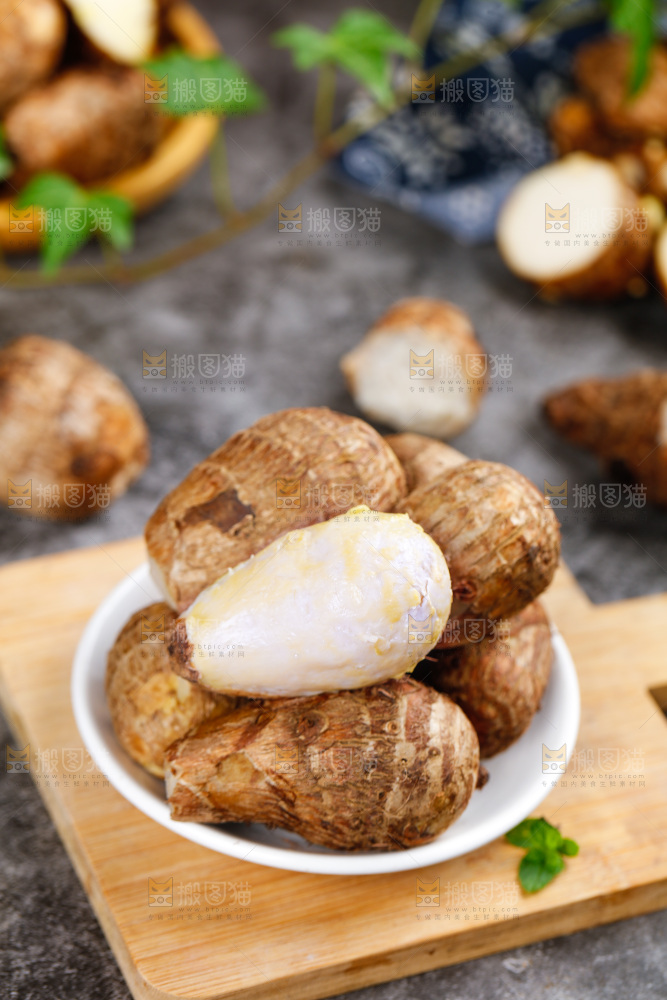 木板上放着一盘小芋头