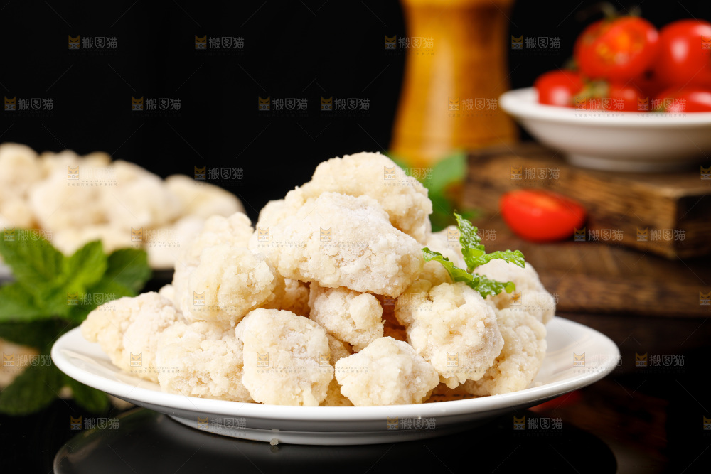 黑底上放着一盘盐酥鸡