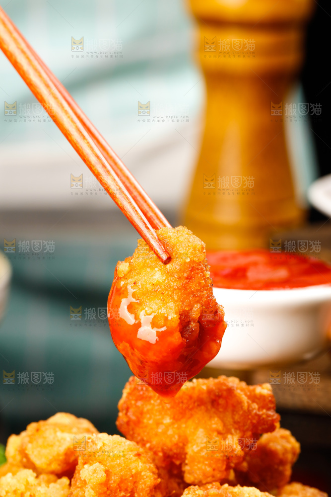筷子上夹着香脆鸡米花