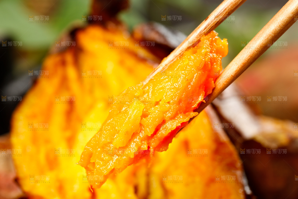 筷子上夹着红蜜薯
