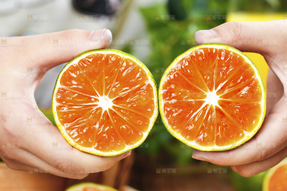 手上拿着蜜桔