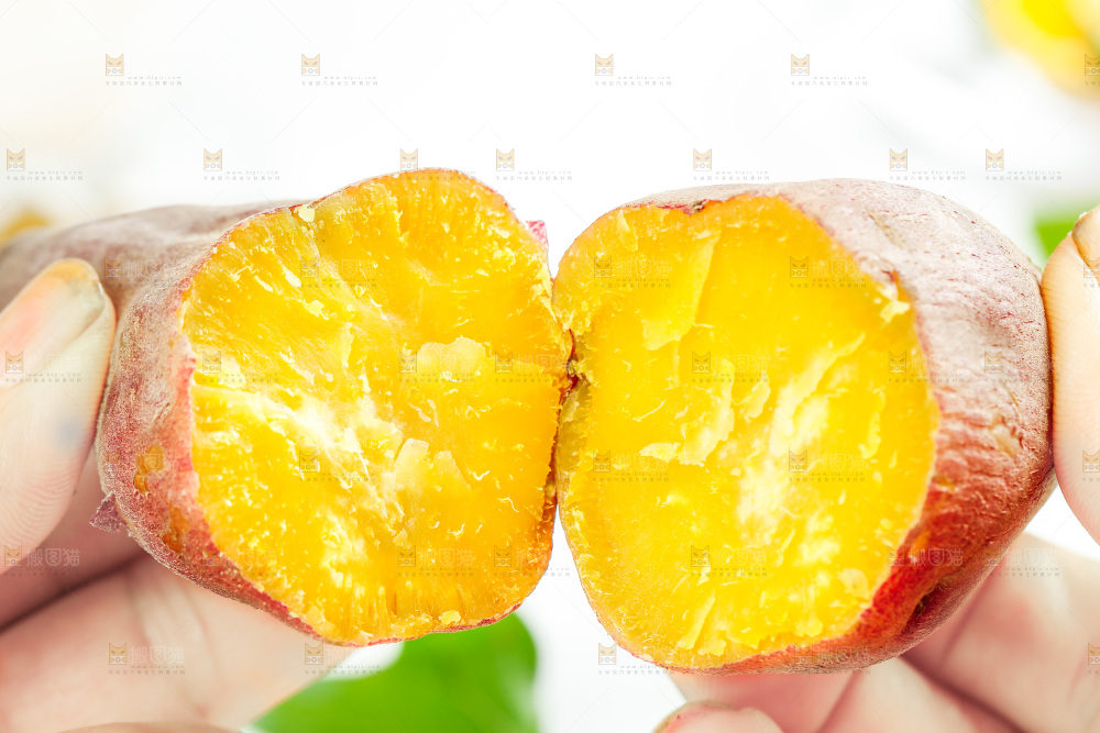 手上拿着黄心蜜薯