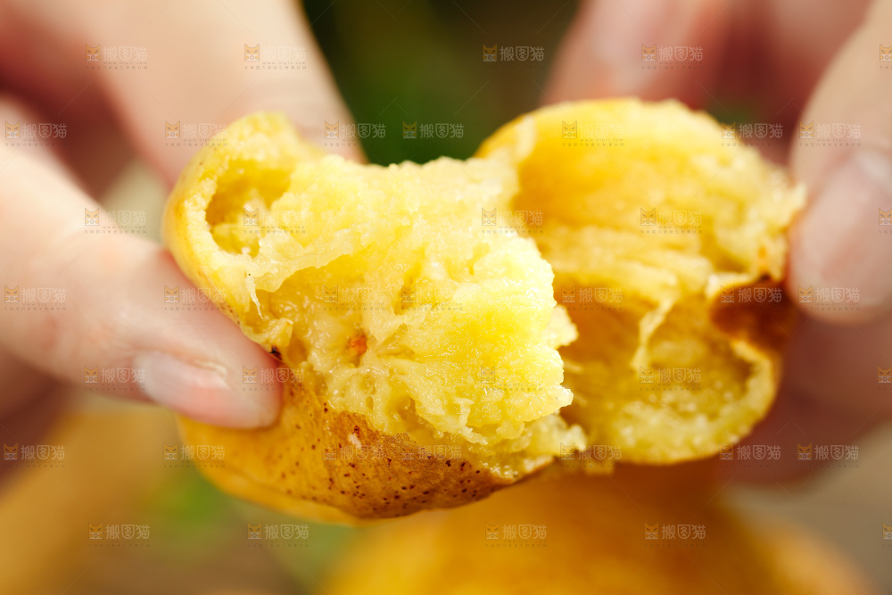 手上拿着枣子