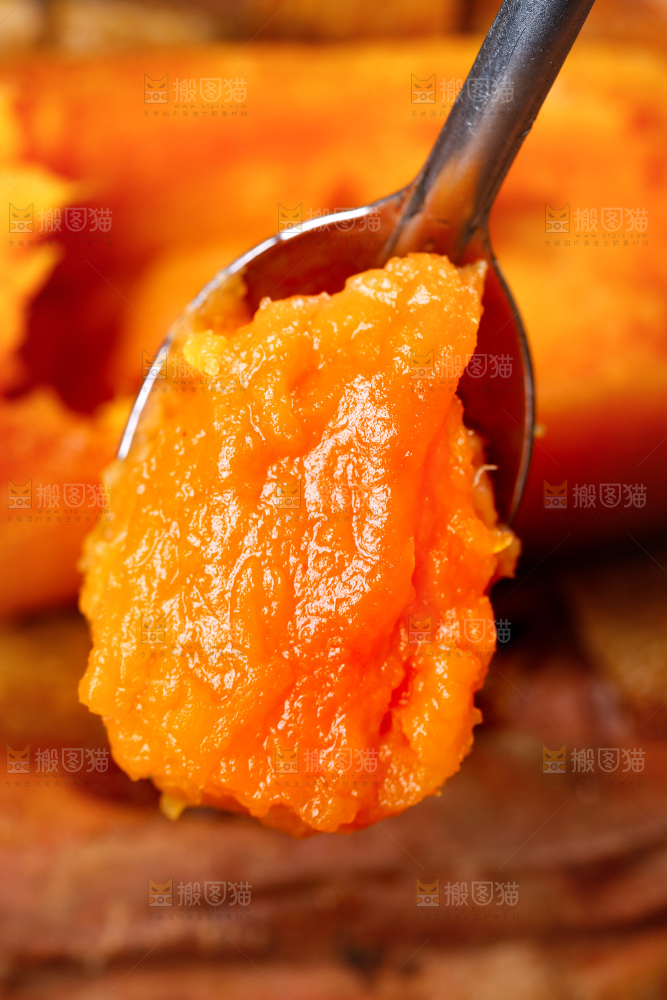 勺子上挖着蜜薯