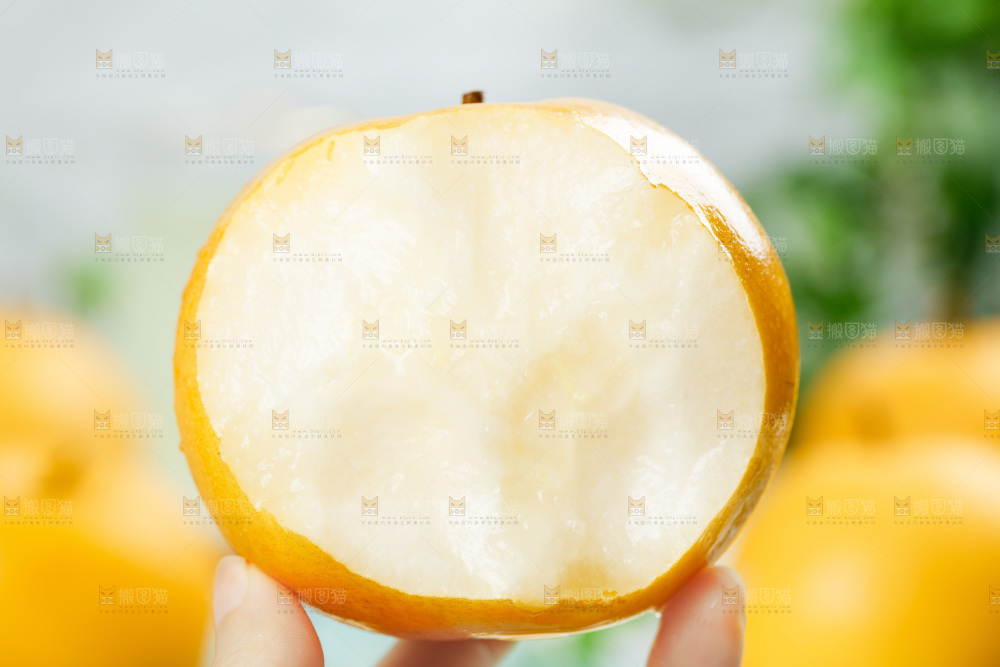 手上拿着秋月梨