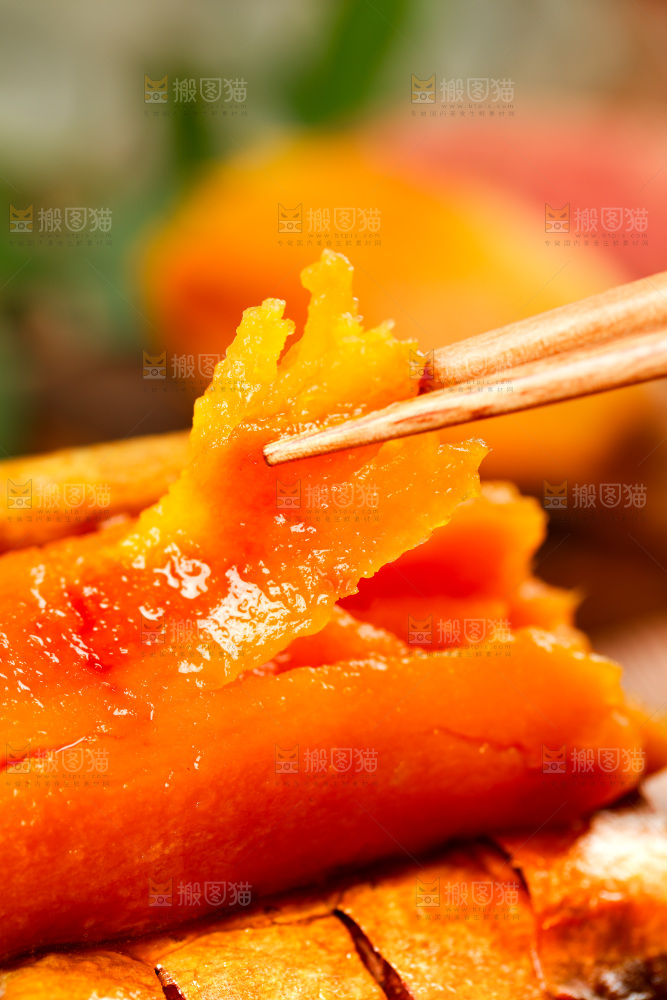 筷子上夹着红心蜜薯