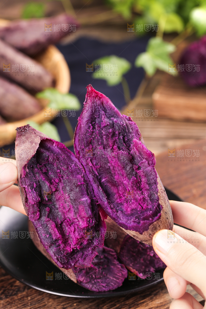 手上拿着紫蜜薯