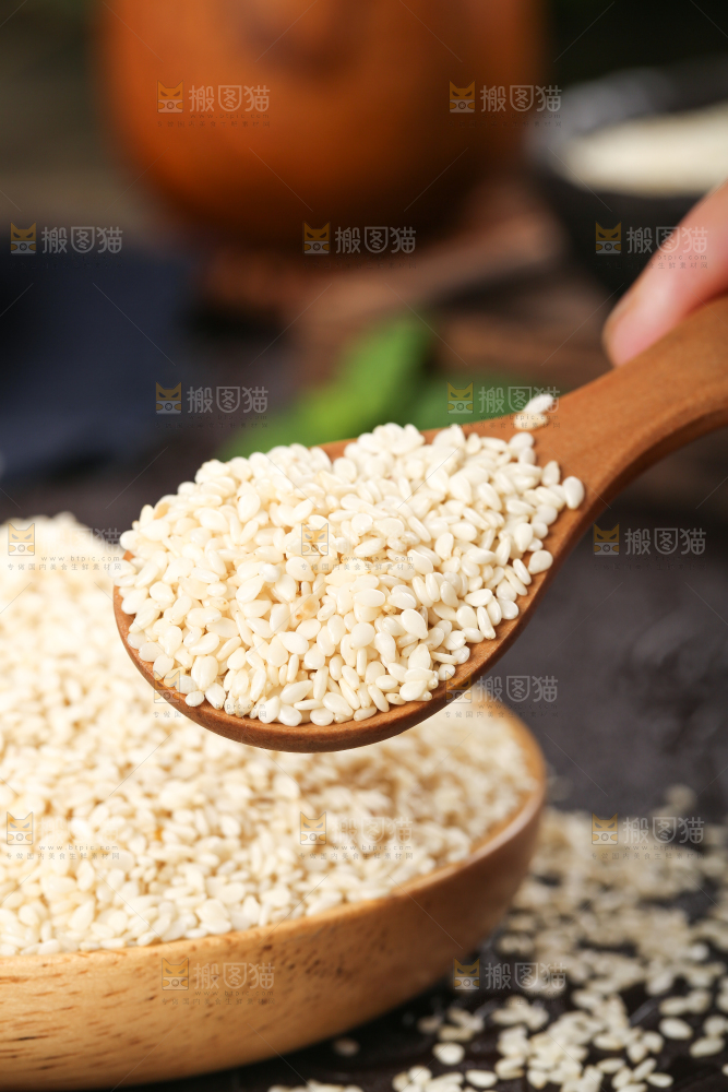 黑底上勺子里挖着脱皮白芝麻