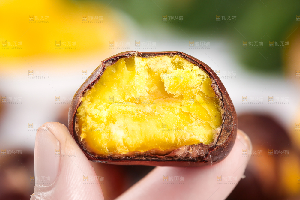 手上拿着熟的板栗