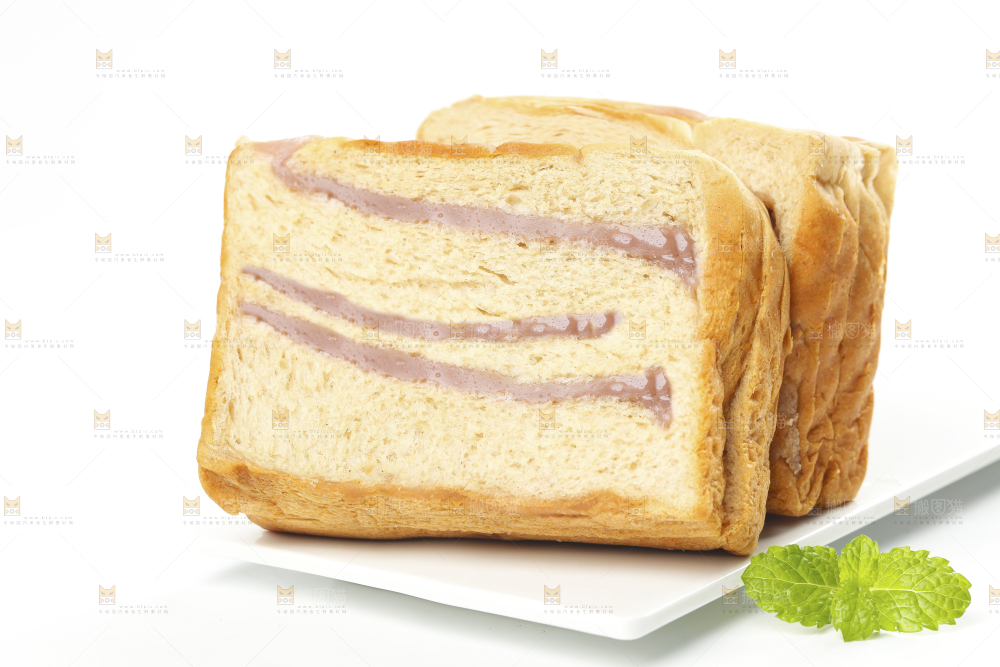 白石板上的粗粮双料吐司