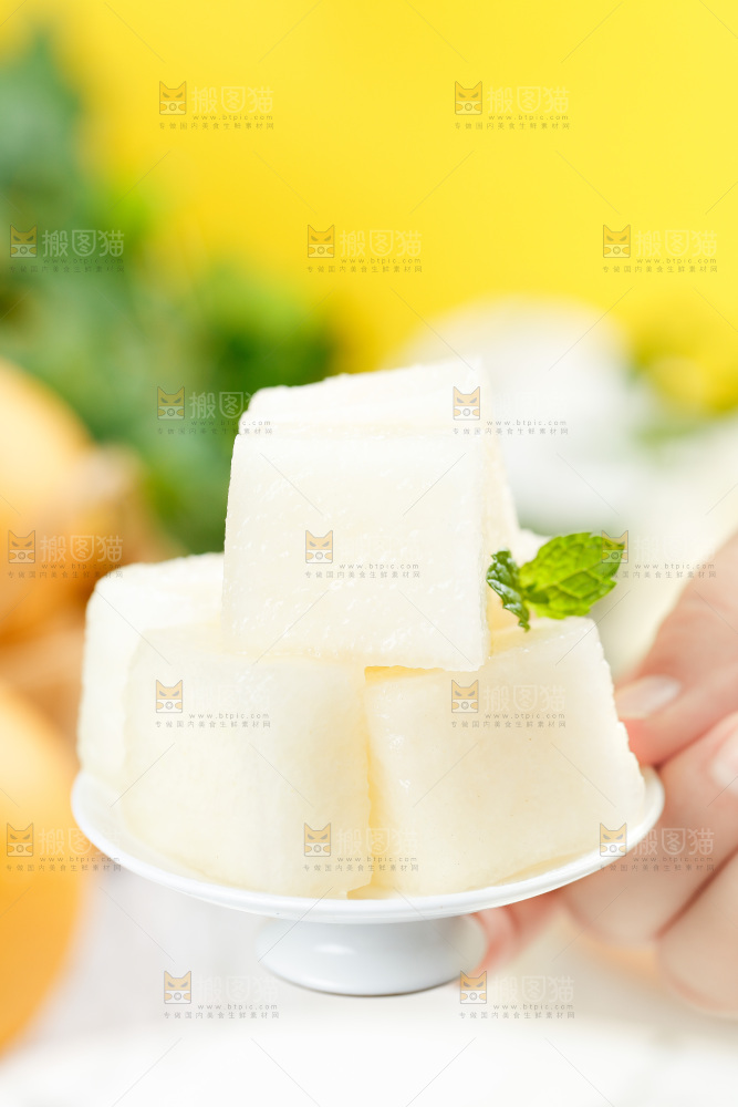手上端着一碟梨子果肉