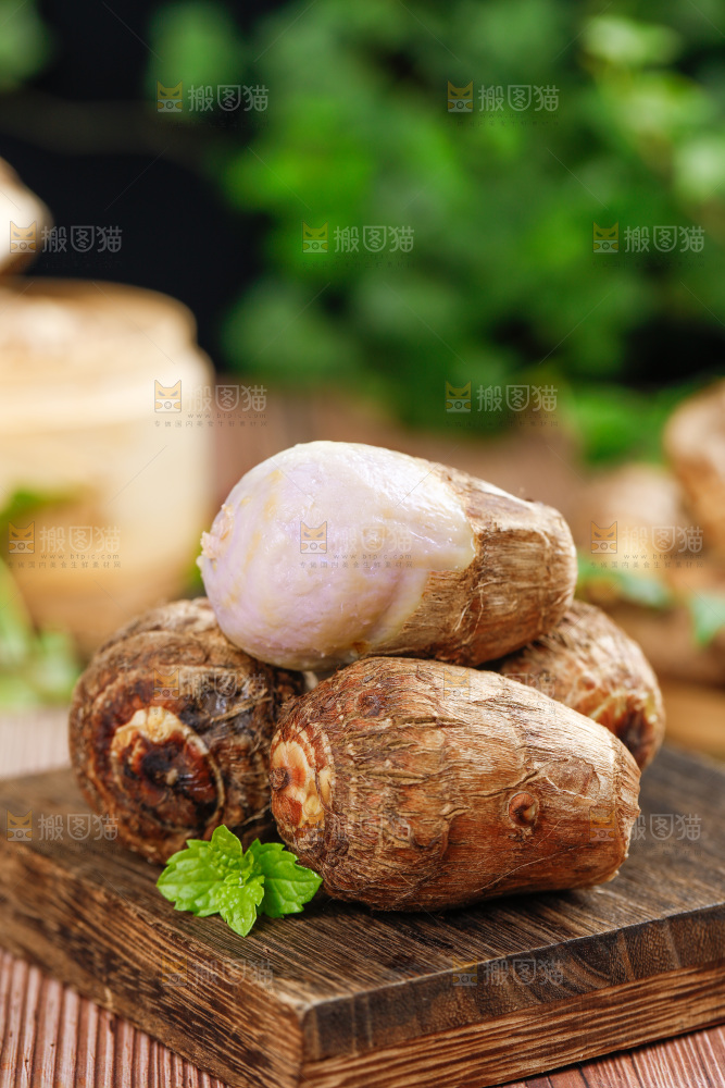 木板上一堆牛奶小芋头
