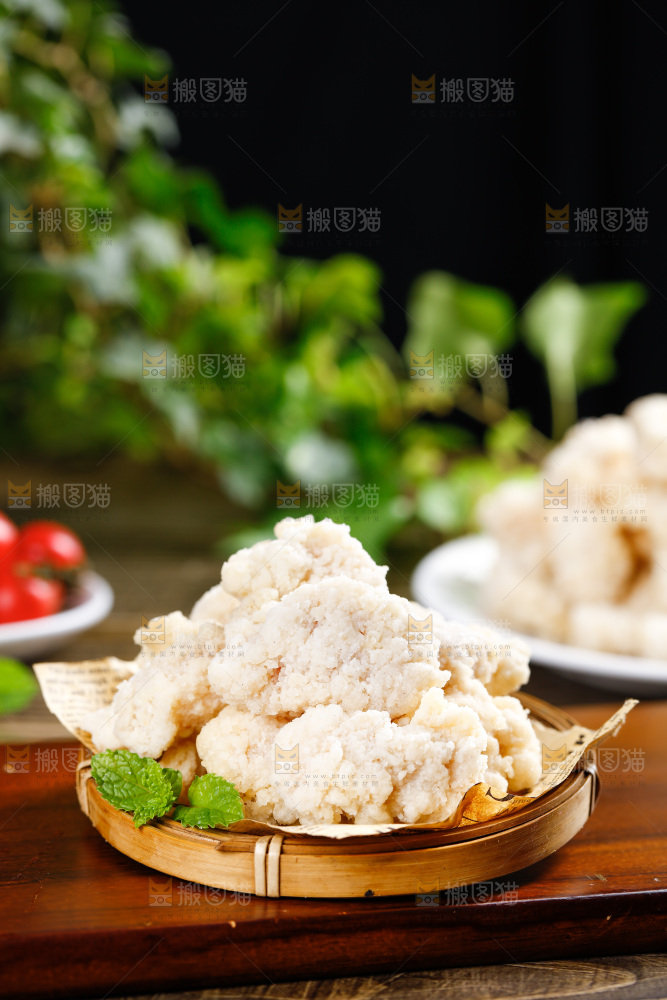 木板上篮子里的自制鸡米花