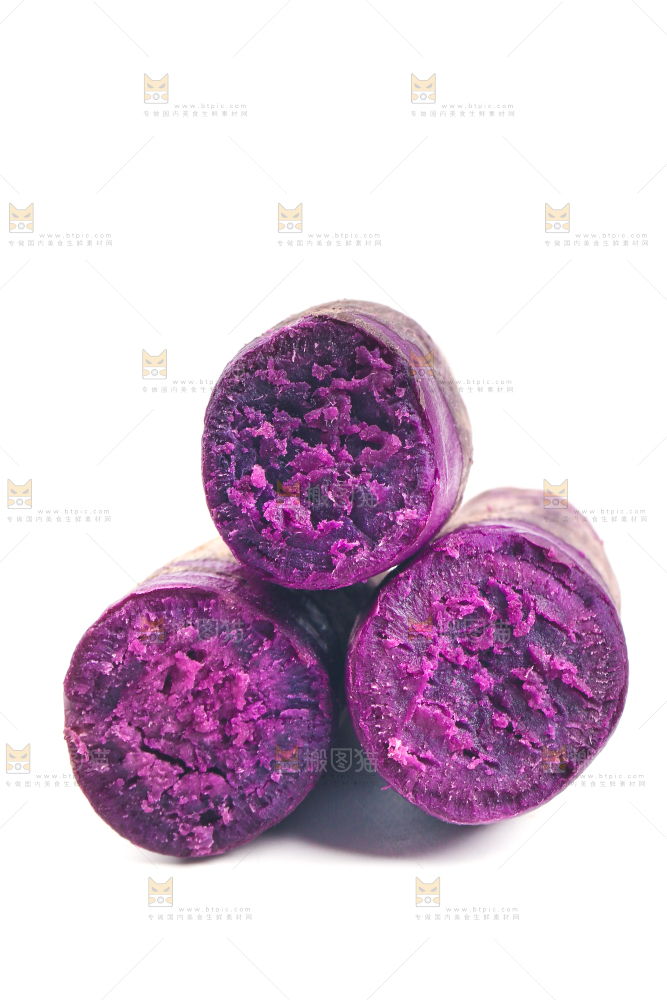 白底上一堆蒸熟的紫蜜薯