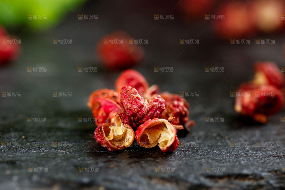 黑底上的红花椒