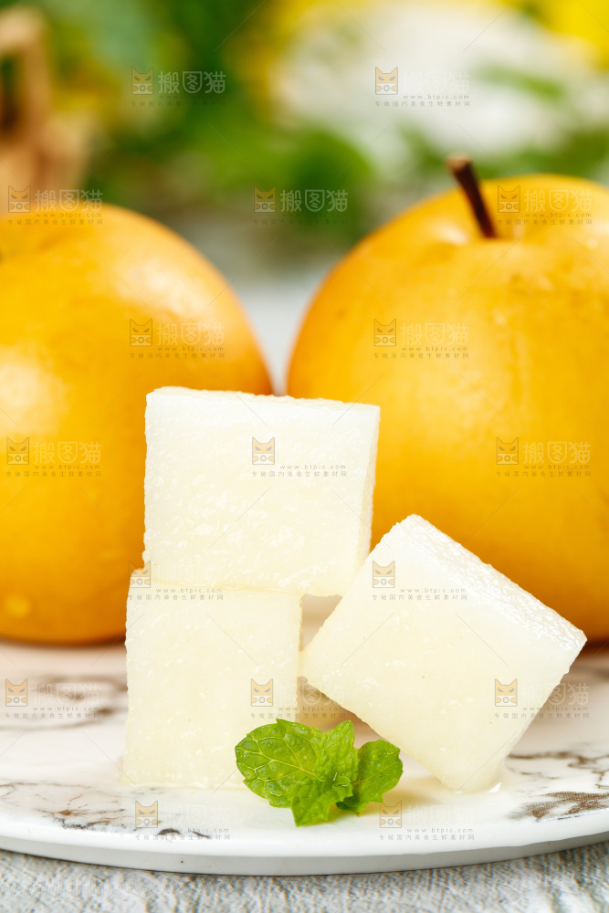 盘子里的秋月梨和秋月梨果肉