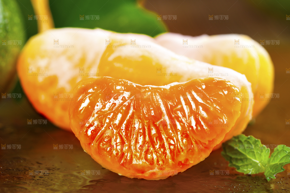 深底上的蜜桔果肉