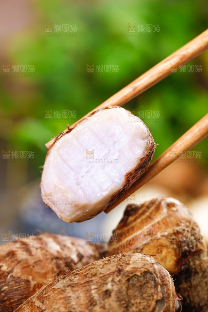 筷子上夹着牛奶芋头