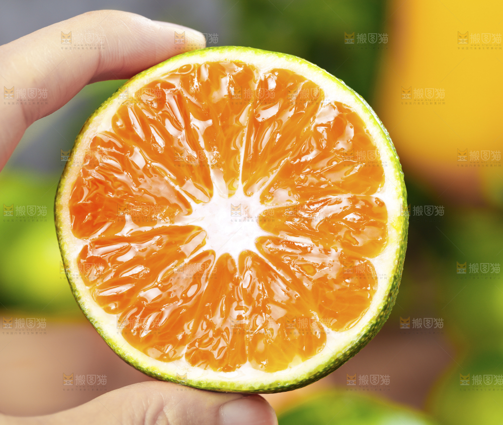 手上拿着蜜桔