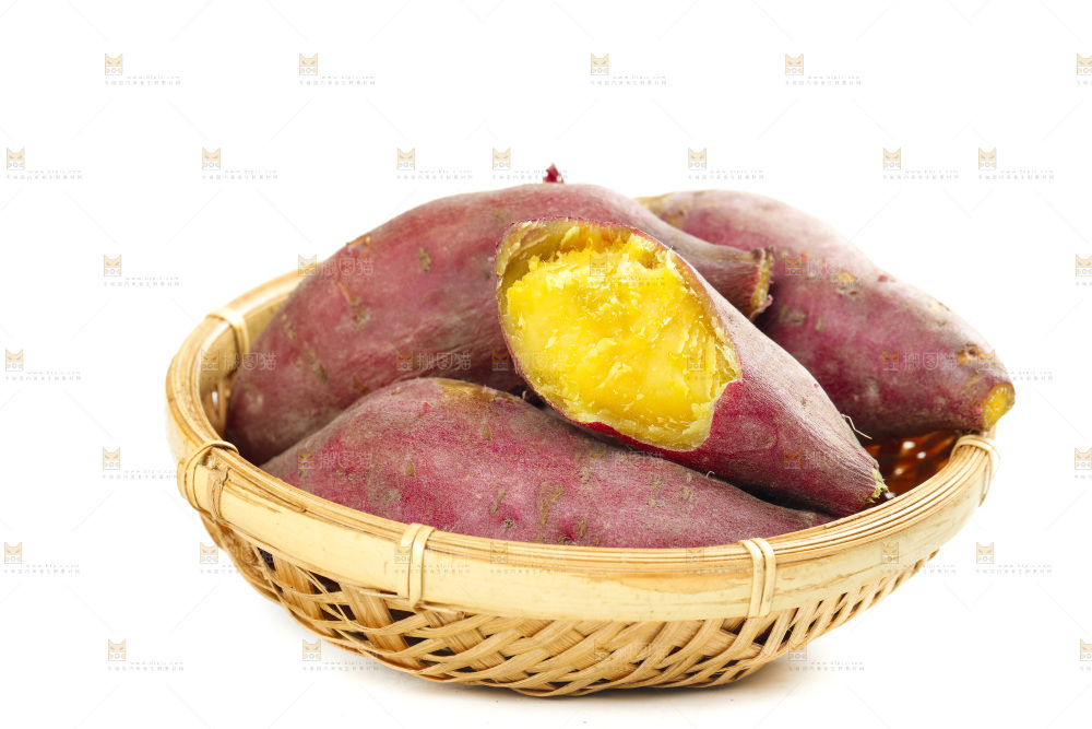 白底上放着一篮沙地蜜薯