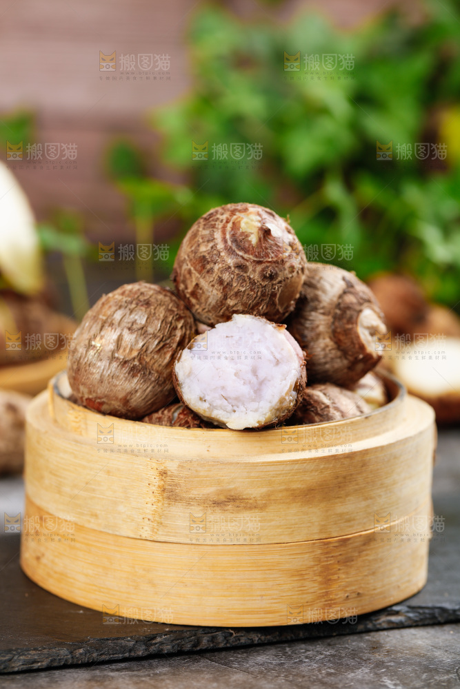 黑底上放着一笼云南牛奶小芋头