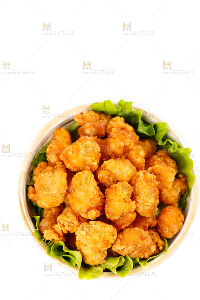 白底上放着一盘香酥鸡米花