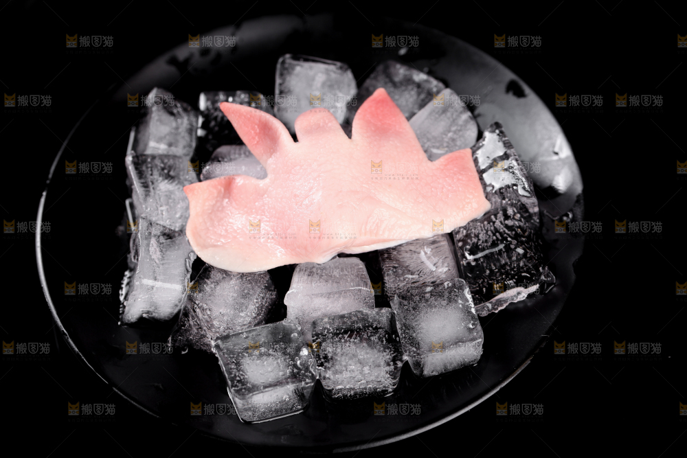 黑底上的冷冻鸡冠