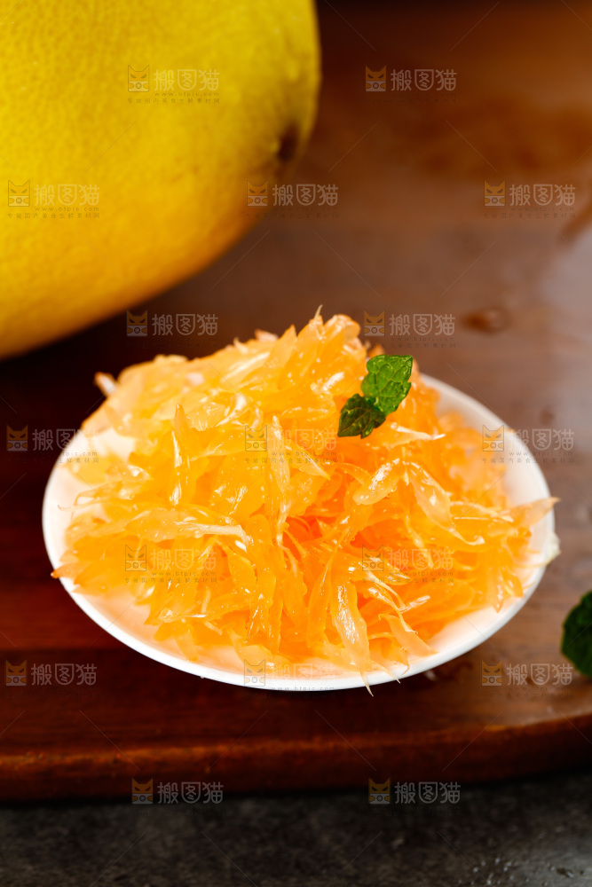 木底上放着一碟蜜柚果粒