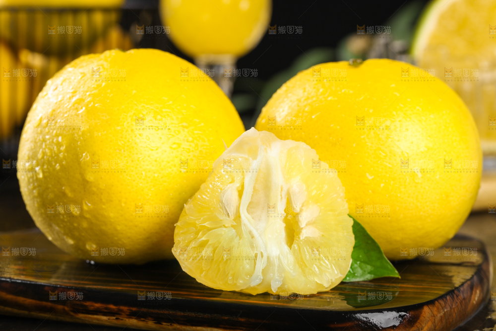 深底上的黄金葡萄柚