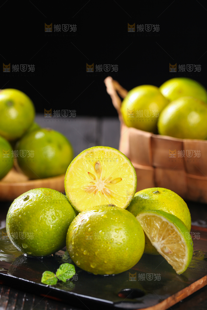 黑底上放着一堆武鸣皇帝柑