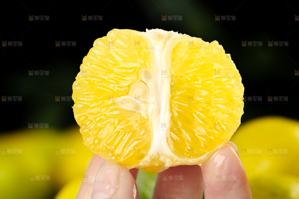 手上拿着皇帝柑果肉