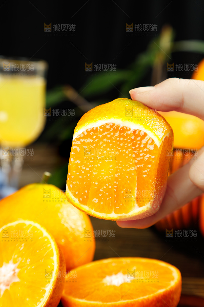 手上拿着果冻橙