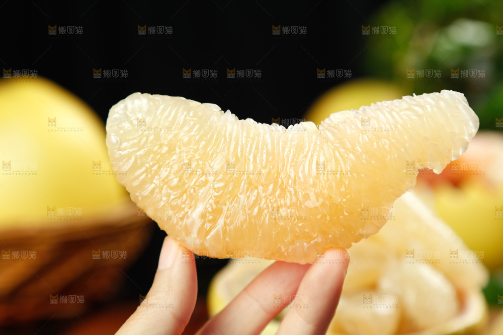 手上拿着沙田柚果肉