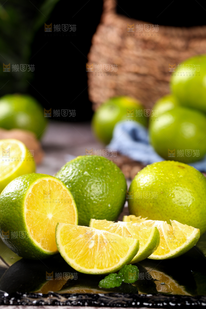 黑底上放着一堆广西皇帝柑