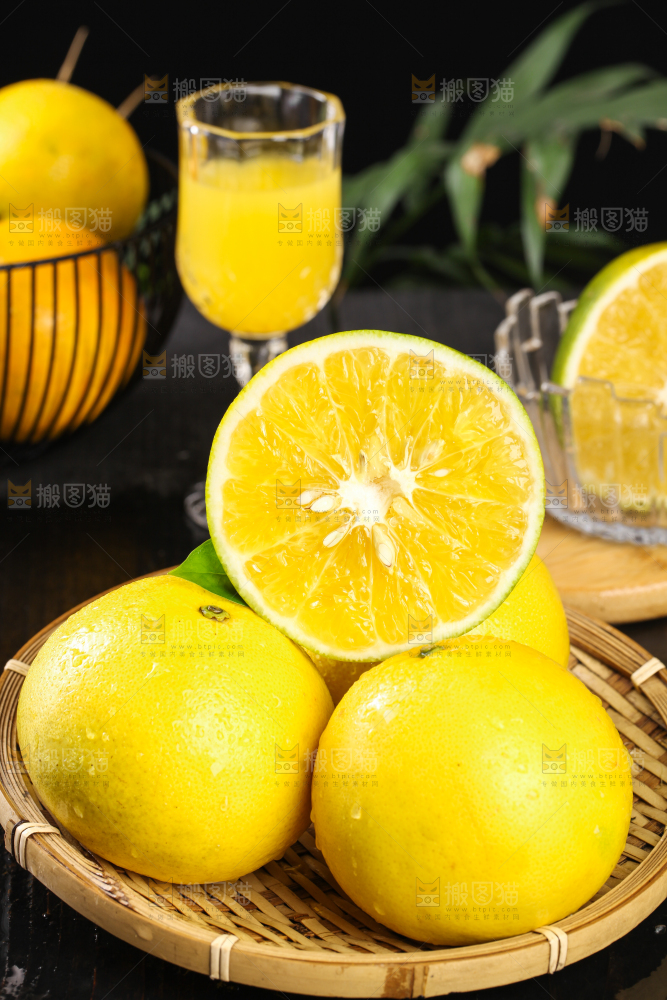 黑底上放着一篮台湾黄金葡萄柚