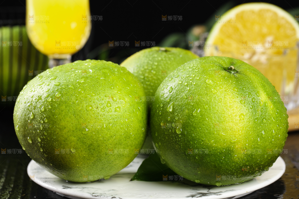 盘子里放着青葡萄柚