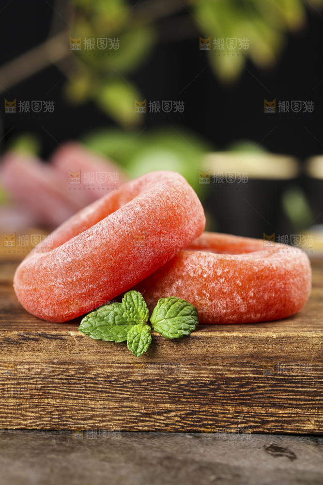 木底上的柿饼